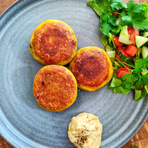 Månadens special Tisdagar/ Patata chap (irakiska potatisbullar fyllda med kryddig köttfärs) med hummus sallad och arabiskt bröd