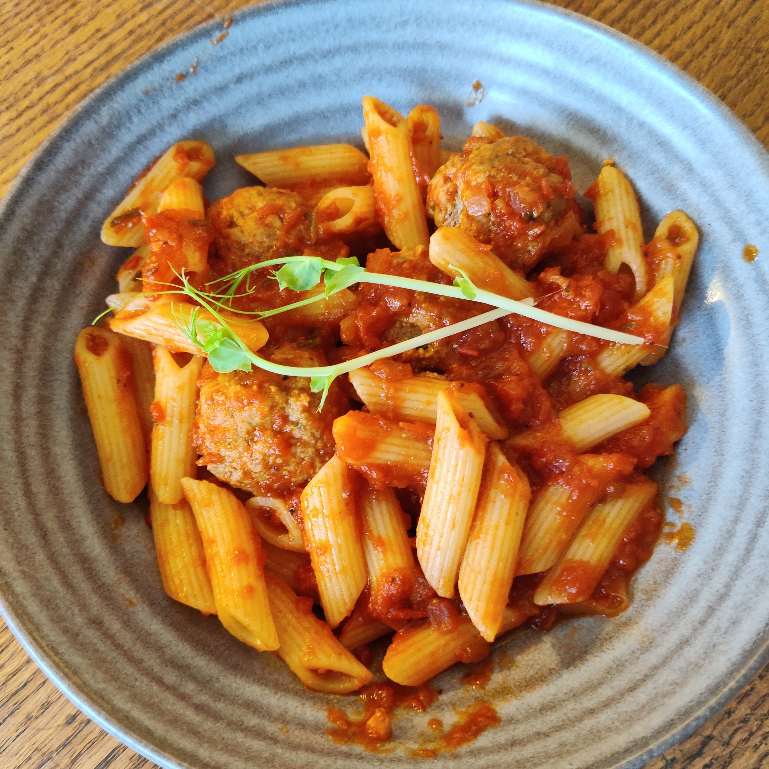 Frikadeller i tomatsås med pasta och grönsaker.